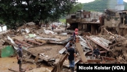 Las calles están inundadas después de que las fuertes lluvias provocaran el desbordamiento de un río en Las Tejerías, Venezuela, el domingo 9 de octubre de 2022.