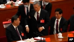 2022年10月22日，在北京人民大會堂舉行的中共二十大閉幕式上，前中共總書記胡錦濤被警衛扶著離席。