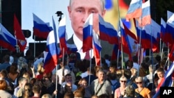 Watu wamekusanyika kusherehekea kuingizwa mikoa ya Ukraine katika himaya ya Russia, huko Sevastopol, Crimea, Sept. 30, 2022. T