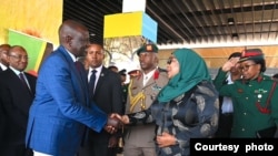 Rais wa Tanzania, Samia Suluhu Hassan akimuaga mgeni wake Rais wa Kenya William Ruto alipofanya ziara ya siku mbili Tanzania.