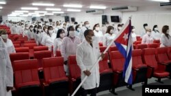 Médicos cubanos escuchan discursos durante una ceremonia de despedida antes de partir a Kuwait para ayudar, en medio del brote del COVID-19, en La Habana, Cuba, el 4 de junio de 2020.