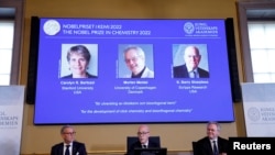onas Aqvist, presidente del Comité Nobel de Química, Hans Ellegren, secretario general de la Real Academia Sueca de Ciencias y Olof Ramstrom, anuncian los ganadores del Premio Nobel de Química 2022. Agencia de noticias T/Christine Olsson vía Reuters)