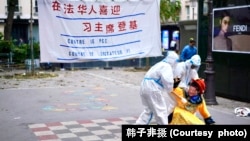 在法华人抗议习近平连任，“在法华人喜迎习主席登基”讽刺短剧上演（韩子非摄）