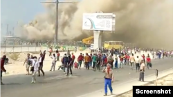 یکی از مطالبات کارگران صنعت نفت و گاز در اعتصاب‌های سالیان اخیر، برخورداری از دستمزد و مزایای مرتبط با بدی آب و هوا بوده است. آرشیو