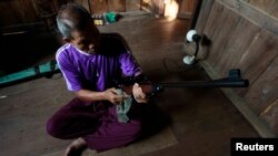 រូបឯកសារ៖ បុរស​ម្នាក់​សម្អាត​កាំភ្លើង​របស់​គាត់​នៅ​ក្នុង​ផ្ទះ​នៅ​ជាយ​ទីក្រុង​បាងកក ប្រទេស​ថៃ ថ្ងៃទី ១៣ ខែតុលា ឆ្នាំ២០២២។