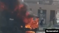 یک دستگاه وسیله نقلیه نظامی که در زاهدان به آتش کشیده شده است (جمعه ۸ مهر)