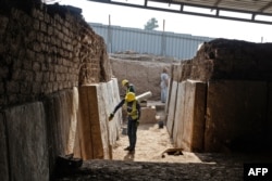 باستان‌شناسان در محل کشف کنده‌کاری‌های آشوری در نزدیکی دروازه مشکی در حومه موصل، عراق - ۱۹ اکتبر ۲۰۲۲