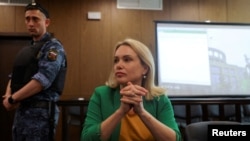 La exempleada de la televisión estatal rusa Marina Ovsyannikova asiste a una audiencia judicial en Moscú, Rusia, el 28 de julio de 2022.