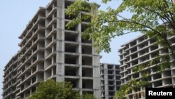 中国房地产企业佳登宝公司在广西桂林的一处没有完工的住宅楼建筑工地。（2022年9月17日）