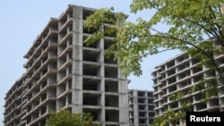 中國房地產企業佳登寶公司在廣西桂林的一處爛尾的住宅樓建築工地。（2022年9月17日）