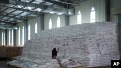 ፎቶ ፋይል - በኢትዮጵያ አፋር ክልል ሰመራ በሚገኘው መጋዘን ውስጥ ለትግራይ እና አፋር ክልሎች ተብሎ የተዘጋጀ የተቆለለ የከረጢት እህል። 