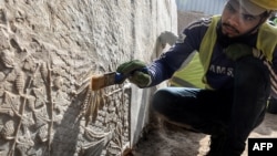 نقش و نگار کنده‌کاری شده روی دیوار در نزدیکی دروازه مشکی، یکی از دروازه‌های تاریخی شهر باستانی آشوری نینوا، در حومه شهر موصل - ۱۹ اکتبر ۲۰۲۲