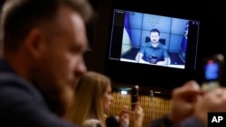 El presidente de Ucrania, Volodymyr Zelenskyy, habla durante un discurso en video ante el Consejo Europeo, el 13 de octubre de 2022, en Estrasburgo, este de Francia.