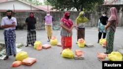 រូបឯកសារ៖ ជនភៀសខ្លួន​រ៉ូហ៊ីងយ៉ា​ដែល​កំពុង​រង់ចាំ​ទទួល​ជំនួយ​ពី​អ្នកស្ម័គ្រចិត្ត​អំឡុងពេល​ការបិទ​រាំងខ្ទប់​ដោយសារ​ការផ្ទុះឡើង​នៃ​ជំងឺ​កូវីដ១៩ នៅ​ទីក្រុង​គូឡាឡាំពួ ប្រទេស​ម៉ាឡេស៊ី កាលពី​ថ្ងៃទី៧ ខែមេសា ឆ្នាំ២០២០។