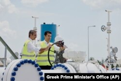 Gretsiya Bosh vaziri Kyriakos Mitsotakis (chapdan) va Bolgariya Bosh vaziri Kiril Petkov yangi gaz quvurini ochmoqda, Komotini, Gretsiya, 8-iyul, 2022