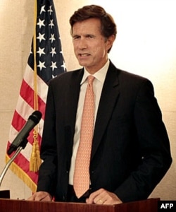 AQSh Davlat kotibi muovini Robert Bleyk deydiki, Yangi Ipak Yo'li uzoq muddatni ko'zlovchi g'oyalardan iborat. "Sarmoya xususiy sektorda keladi degan umiddamiz", deydi u. Amerika hukumati mablag' ajratmaydi.