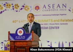 លោក គង់ ភោគ រដ្ឋ​លេខា​ធិការ​ក្រសួងការបរទេសកម្ពុជា និងជា​អ្នកនាំពាក្យ​នៃកិច្ចប្រជុំ​កំពូល​អាស៊ាន​ និងកិច្ចប្រជុំពាក់ព័ន្ធ​ ថ្លែងទៅ​កាន់​អ្នកសារព័ត៌មាន​នៅ​ក្នុងសន្និសីទសារព័ត៌មាន​ នៅ​រាជធានី​ភ្នំពេញ​ នៅ​ថ្ងៃទី​១០ ខែវិច្ឆិកា ឆ្នាំ២០២២។ (ខាន់ សុគុំមនោ/VOA)