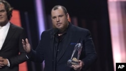 Luke Combs acepta el premio al artista del año durante la 56.ª Entrega Anual de los Premios CMA el miércoles 9 de noviembre de 2022 en el Bridgestone Arena de Nashville, Tennessee (AP Photo/Mark Humphrey)