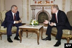 Ramsfeld fikricha AQSh uzoqni o'ylab ish tutganida O'zbekistonda konkret o'zgarishlarga erishish mumkin bo'lar edi. Keskin tanqid samara bermadi, deydi u, aksincha Karimovni Rossiya quchog'iga otdi.