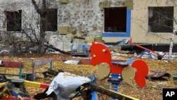 Uništeno školsko dvorište u Pokrovsku, oblasti Donjecka