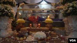 The body of murdered political analyst and activist Kem Ley lies in a temple. (D. Boyle for VOA)