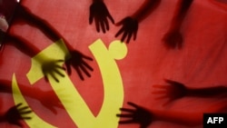 中國江蘇連雲港的一所小學校的學生在上中共黨史課時把手放在中共黨旗上。 （2020年6月28日）