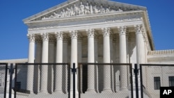 Bezbednosna ograda oko zgrade Vrhovnog suda na Kapitol hilu u Vašingtonu, 21. marta 2021. (Foto: AP /Patrick Semansky)