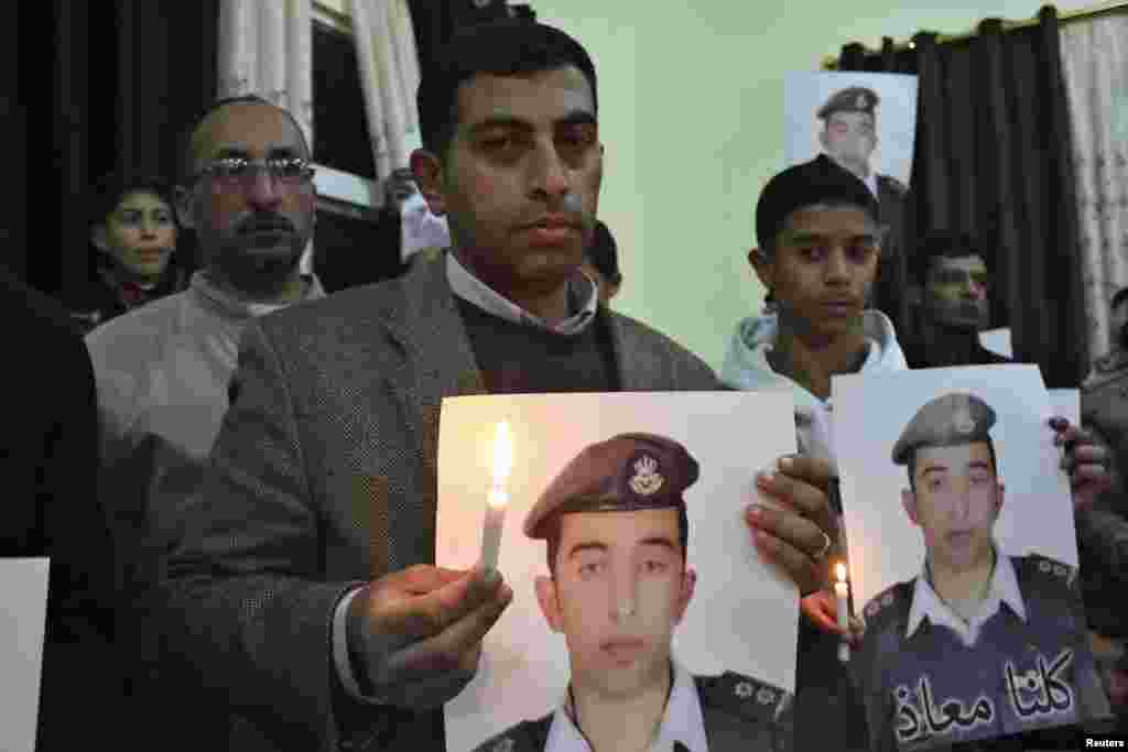 "Islomiy davlat" iordan uchuvchisi Muat al-Kasiasbiyni qafasda yoqib o'ldirgan. Suratda uning akasi.