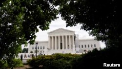 Трамп тврди дека е имун на гонење бидејќи служел како претседател кога ги презел дејствијата што довеле до обвиненијата