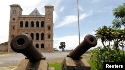 De vieux canons à l'entrée du Palais de la Reine, aussi appelé Manjakamiadana Rova dans la capitale de Madagascar Antananarivo 19 décembre 2013. REUTERS / Thomas Mukoya 