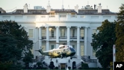 Helikopta ikiondoka White House ikiwa imembeba Rais Donald Trump ikielekea Hospitali.