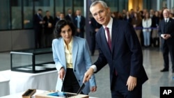 Generalni sekretar NATO-a Jens Stoltenberg i belgijska šefica diplomatije Hađa Lahbib sjeku tortu tokom ceremonije obilježavanja 75. godišnjice aliijanse u Briselu (Foto: AP/Geert Vanden Wijngaert)