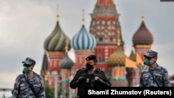 រូបឯកសារ៖ ទាហាន ពាក់ម៉ាស​ ឈរនៅលើទីលាន Red Square ក្នុងទីក្រុង​មូស្គូ នៃ​ប្រទេស​រុស្ស៊ី។