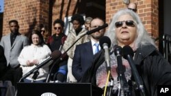 Susan Susan Bro, madre de Heather Heyer, habla con los medios de comunicación frente al Tribunal de Circuito de Charlottesville.