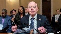 ARCHIVO: El secretario de Seguridad Nacional, Alejandro Mayorkas, testifica ante el Comité de Seguridad Nacional de la Cámara de Representantes en una audiencia sobre presupuesto de su departamento, en Washington, el martes 16 de abril de 2024.