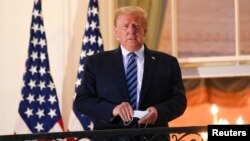 პრეზიდენტი ტრამპი თეთრი სახლის აივანზე, 5 ოქტომბერი 2020