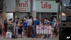 ពលករចំណាកស្រុកនិងសមាជិកគ្រួសារត្រៀមធ្វើដំណើរទៅកាន់កន្លែងធ្វើតេស្តរកជំងឺកូវីដ១៩ នៅតំបន់ទីប្រជុំជន Samut Sakhon ភាគខាងត្បូងទីក្រុងបាងកក ប្រទេសថៃ កាលពីថ្ងៃទី៤ ខែមករា ឆ្នាំ២០២១។