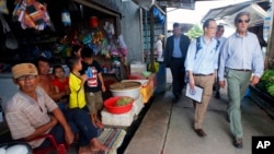 រូបឯកសារ៖ រដ្ឋមន្ត្រី​ការបរទេស​អាមេរិក John Kerry (ស្តាំ) ទស្សនា​ភូមិ Kien Vang ក្នុង​ប្រទេស​វៀតណាម​ នៅ​តាម​ដង​ទន្លេ​ដី​សណ្តរ​នៃ​ទន្លេ​មេគង្គ កាល​ពីឆ្នាំ២០១៣។