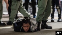 香港警察逮捕了一名參加反對港版國安法的示威者。 （2020年7月1日）