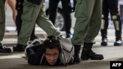 香港警察逮捕了一名参加反对港版国安法的示威者。（2020年7月1日）