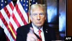 စီရင်ချက်ချတဲ့ တရားခွင်ကို အွန်လိုင်းကနေ တက်ရောက် ကြားနာခဲ့တဲ့ အမေရိကန် ရွေးကောက်ခံသမ္မတ ဒေါ်နယ်ထရမ့်။ ဇန်နဝါရီ ၁၀ ရက်၊ ၂၀၂၅ ခုနှသစ်။ (ဓာတ်ပုံ - Brendan McDermid / POOL / AFP)