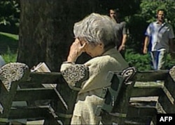 O'ziga to'q jamiyatlar, masalan Yaponiyada, ruhiy tushkunlik ham kattalar, ham yosh avlod orasida ko'p uchraydi