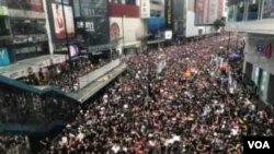 6.16 黑色反送中大遊行起步，遊行人士擠滿銅鑼灣的主要行車路(美國之音湯惠芸攝)