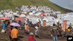 Des personnes déplacées par les combats en cours entre les forces congolaises et les rebelles du M23 dans un camp à la périphérie de Goma, en RDC, le 13 mars 2024.