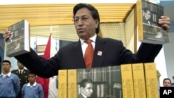 El ex-presidente del Perú, Alejandro Toledo, muestra copias de su libro "Memoria y Destino del Perú". Foto de archivo: June 15, 2004. 