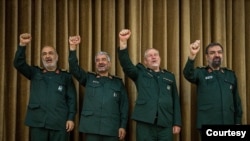 فرماندهان پیشین و فعلی سپاه پاسداران در حال شعار دادن (عکس آرشیو)