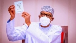 Shugaba Buhari yana nuna shaidar yin allurar riga-kafin covid-19