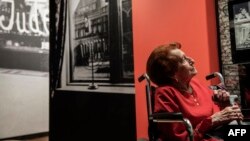 អ្នក​រស់​រាន​មាន​ជីវិត​ពី​អំពើ​ប្រល័យ​ពូជសាសន៍ អ្នក​ស្រី Veronica Phillips កំពុង​សម្លឹង​មើល​រូបថត​គ្រួសារ​របស់​អ្នក​ស្រី​ក្នុង​ពិធី​បើក​ដំណើរ​ការ​មជ្ឈមណ្ឌល​ប្រល័យ​ពូជសាសន៍​និង​សម្លាប់​រង្គាល នៅ​ទីក្រុង​ Johannesburg ប្រទេស​អាហ្វ្រិក​ខាង​ត្បូង កាល​ពី​ថ្ងៃ​ទី​១៤ មីនា ២០១៩។