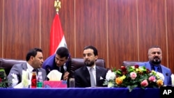 ARHIVA - Predsednik Skupštine Iraka Mohamed al-Halbusi (u sredini) (Foto: AP/Nabil al-Jurani) 