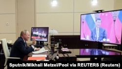 俄羅斯總統普京在莫斯科城外的官邸與中國國家主席習近平通過視頻聯繫交談。(2021年12月15日)